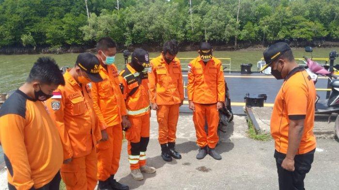 Tim rescue Kantor Pencarian dan Pertolongan Orang Kelas A Balikpapan saat sebelum terjun menuju ke perairan Pulau Balabalagan sekitar pukul 10.55 Wita, Sabtu (16/1/2021).