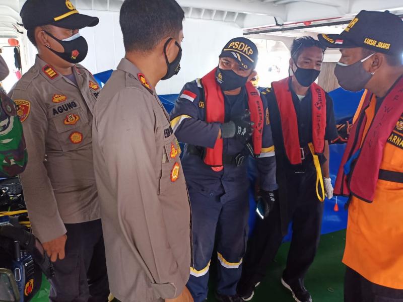 Sejumlah tim yang ikut mengevakuasi potongan badan pesawat dan korban kecelakaan pesawat Sriwijaya Air SJ 182. (Foto:Istimewa)