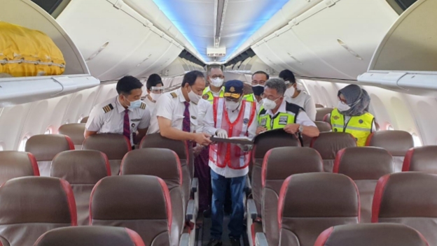 Menteri Perhubungan, Budi Karya Sumadi sedang melaksanakan pengecekan kesiapan  pesawat (ramp check) Batik Air Boeing 737-900ER registrasi PK–LBH di sisi udara (airside). (Foto:Istimewa)