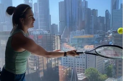 Pemain tenis Aryna Sabalenka dari Belarusia terpaksa berlatih di kamarnya sendiri, seperti sejumlah petenis lainnya yang harus jalani karantina di hotel. (Instagram)