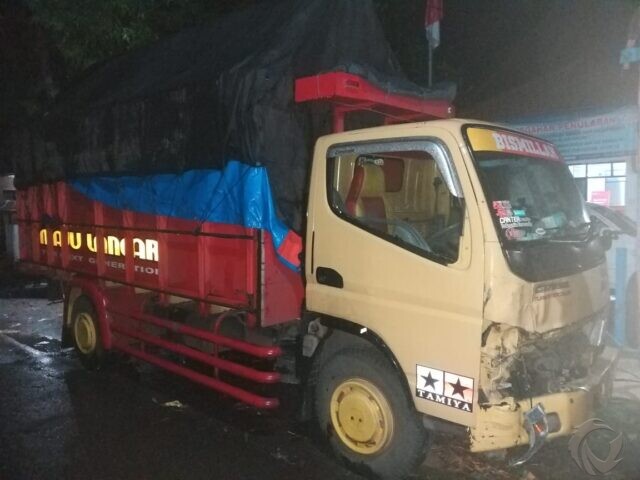 Kondisi truk bermuatan cabai rusak pada bagian depannya. (Foto:Istimewa)