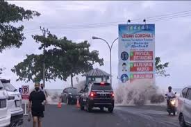 Gelombang tinggi dan pasang air laut di Manado.