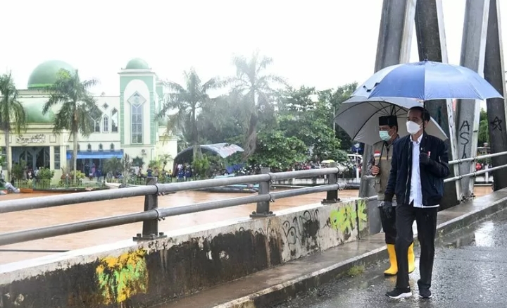Presiden RI Joko Widodo memantau dari atas jembatan di tengah bencana banjir di Kabupaten Banjar, Kalimantan Selatan pada Senin siang.(Foto:Antara)