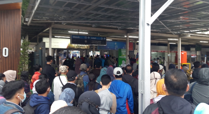 Antrean pengguna KRL di Stasiun Bekasi, Jawa Barat, Senin (18/1/2021).