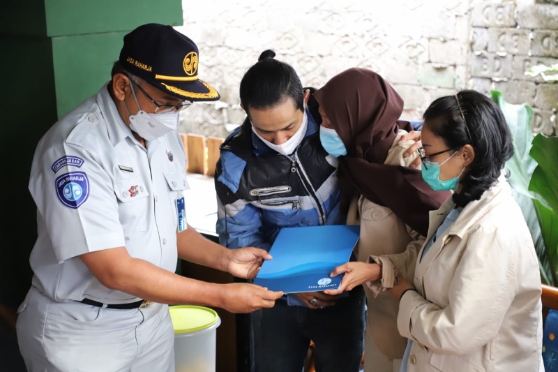 Penyerahan santunan Jasa Raharja pada keluarga korban Sriwijaya Air SJ 182 di Bandung (JR)