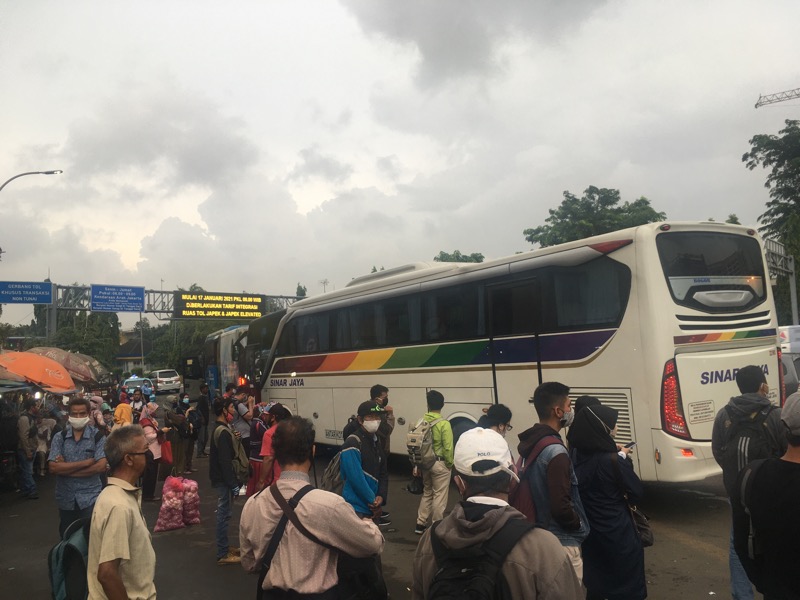 Sejumlah penumpang tampak menunggu kedatangan bus Kota dengan berbagai tujuan ke wilayah Jakarta, Senin (18/1/2021). Foto: BeritaTrans.com dan Aksi.id