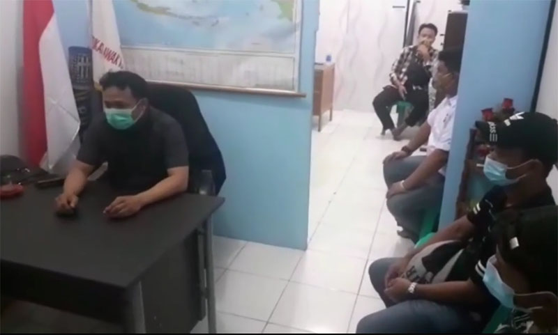 Ketua Umum Dewan Pimpinan Pusat Serikat Awak Kapal Transportasi Indonesia (DPP-SAKTI) Dewa Nyoman Susilayasa, memberikan pemahaman hak berserikat kepada para Awak Buah Kapal (ABK). (foto:istimewa/sakti.or.id)