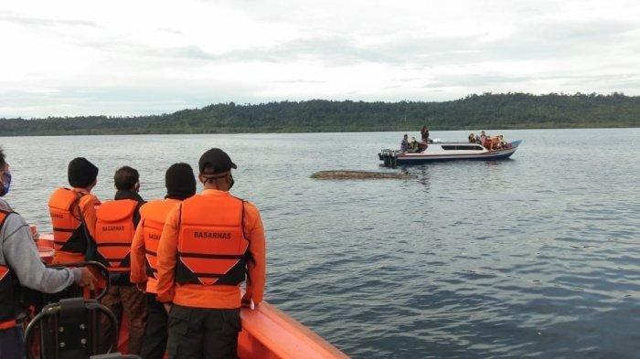 Proses evakuasi nelayan yang dilaporkan hilang di perairan Mentawai, Sumbar, Senin (18/1/2021).Foto Istimewa 