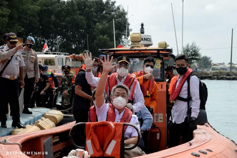 Menhub Budi Karya Sumadi didampingi Dirjen Perhubungan Udara Novie Riyanto di Pulau Lancang