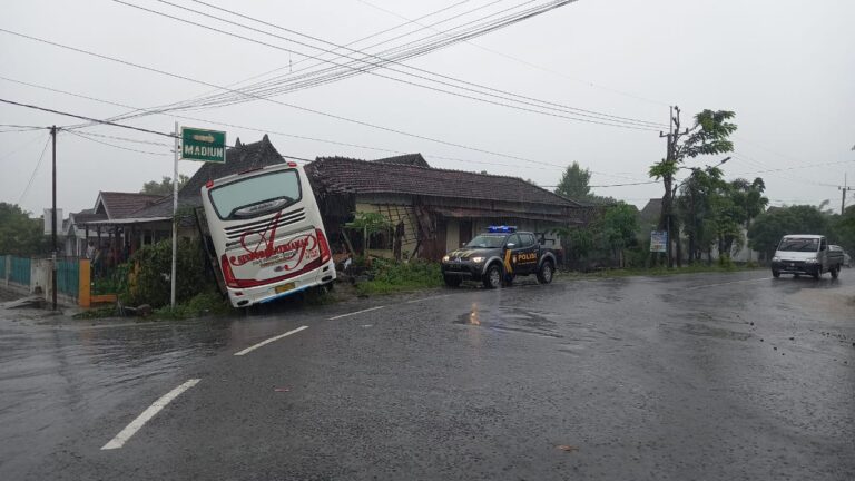 Bus Sinduro Satriamas Tabrak Rumah Warga di Magetan