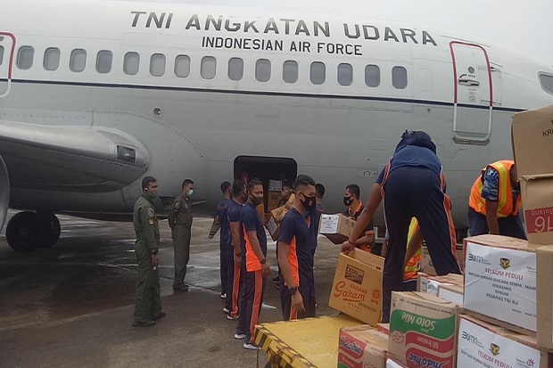 Empat pesawat TNI AU kembali diterbangkan untuk misi kemanusiaan mengangkut bantuan logistik dan tenaga kesehatan bagi korban bencana alam di Mamuju dan Majene, Sulawesi Barat dan Kalimantan Selatan. Foto Dispen AU