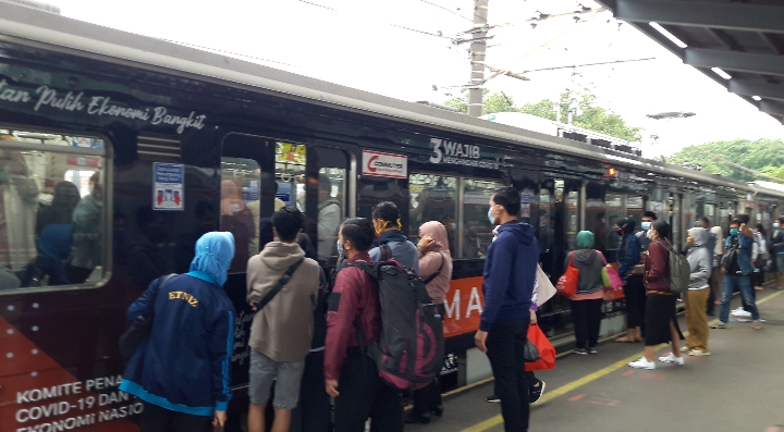Pengguna KRL di Stasiun Bekasi pada Selasa (19/1/2021) pagi.