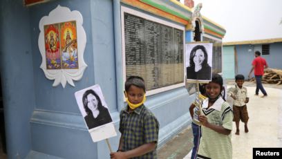 Anak-anak membawa foto Kamala Harris, cawapres terpilih AS, di sebuah kuil di Thulasendrapuram, di negara bagian Tamil Nadu, Minggu, 8 November 2020. (Foto: Reuters)