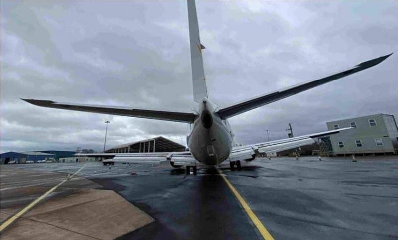 Pesawat itu tiba dari Bandara East Midlands, juga di Inggris, dan mengalami kerusakan akibat tekanan berlebihan pada badan pesawat. 