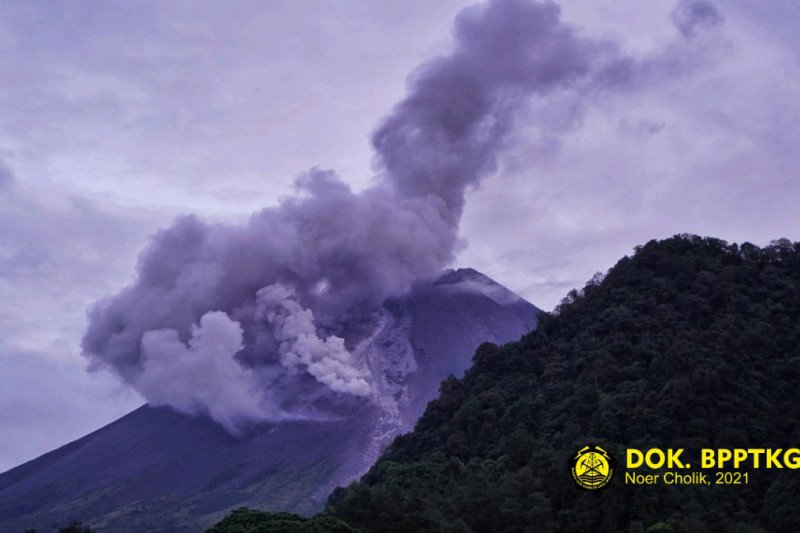 Selain awan panas guguran, selama periode pengamatan pada pukul 00:00-06:00 WIB, BPPTKG mencatat 47 kali guguran lava pijar dengan jarak luncur maksimum 1.000 meter yang mengarah ke barat laut. Foto: Istimewa