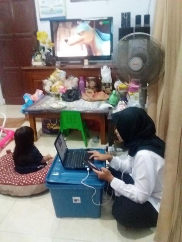 Salah seorang CPNS memandangi layar monitor laptop saat mengikuti upacara penyerahan SK CPNS oleh Plt. Bupati Indramayu H. Taufik Hidayat secara virtual di Sekretariat Daerah (Setda) Indramayu melalui fasilitas zoom meeting. (Taryani)   
