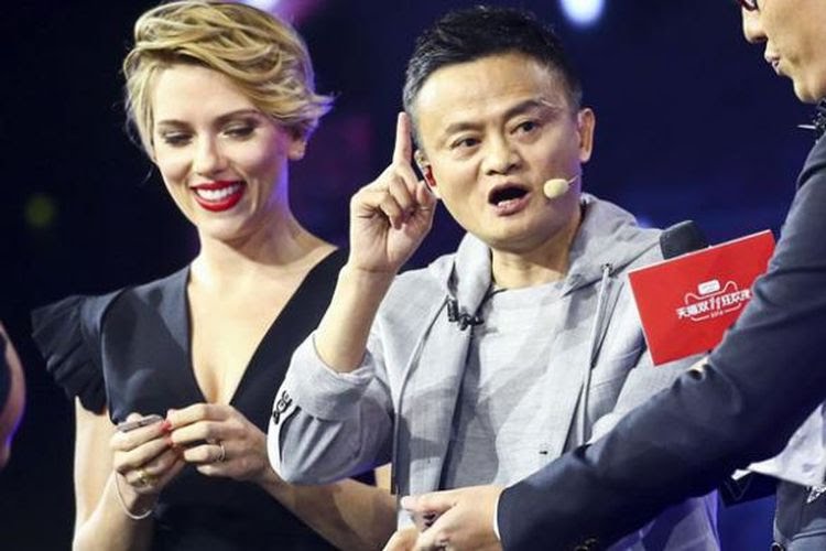 CEO Alibaba Jack Ma (tengah) bersama aktris Hollywood Scarlett Johansson saat membuka event Singles Day 2016. Foto: AP..