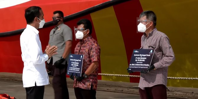 Presiden Jokowi saksikan pemberian santunan untuk korban Pesawat Sriwijaya Air SJ 182.