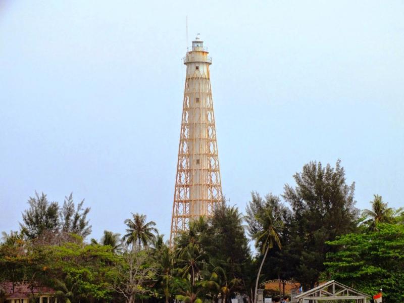 Menara suar di Pulau Biawak menjulang setinggi kurang lebih 65 meter. (Ist.)