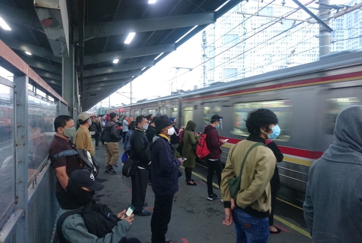 Pengguna KRL di Stasiun Bekasi.