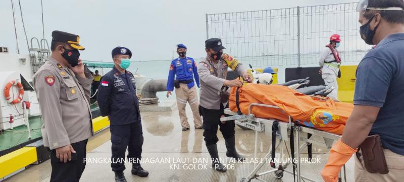 Nakhoda KN Golok P206 Capt. Kasid Sunuh Wahyudi, menyerahkan temuan jenazah di perairan Patimban kepada Kepolisian setempat. (foto:humaspangkalanplptjpriok)