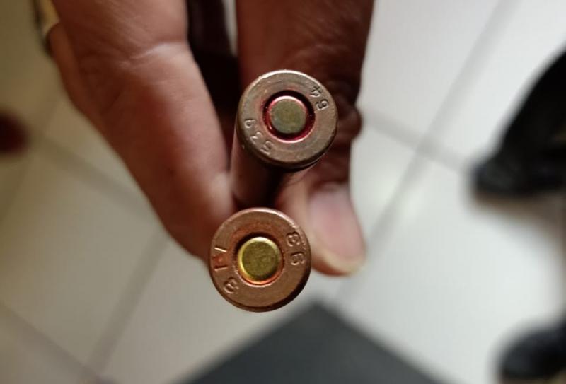 Barang bukti dua amunisi senapan serbu kaliber 7.62 yang dipakai AK-47. Dok: Humas Polda Papua