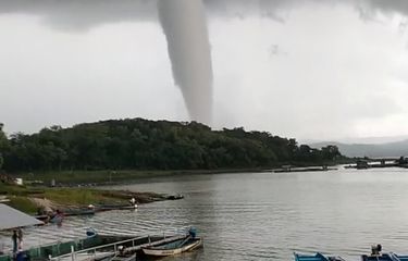 Nampak puting beliung terlihat diatas Waduk Gajah Mungkur Kabupaten Wonogiri, Jawa Tengah, Rabu (20/1/2021) sore.(KOMPAS.COM/)