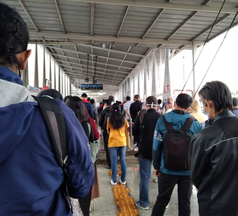 Antrean masuk gate Stasiun Bojong Gede