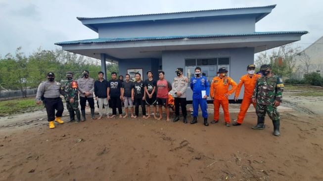 Enam ABK yang mengalami kecelakaan di laut, ditemukan selamat di Pantai Wonokerto Pekalongan, Rabu sore, 20 Januari 2021.(Istimewa)