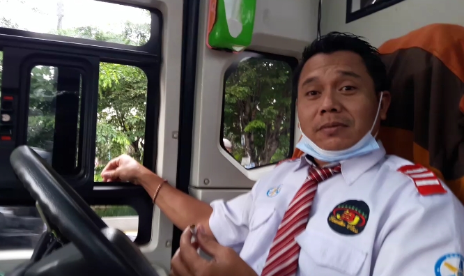 Candra berpenampilan bagaikan pilot pesawat terbang tengah mengendarai bus PO Bejeu jurusan Jakarta-Jepara.