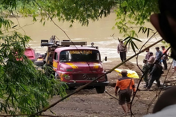 Proses evakuasi truk pengangkut pasir yang tercebur di kawasan tambang pasir Sungai Brantas Desa Sukoanyar, Kecamatan Mojo, Kabupaten Kediri. Foto/Ist.