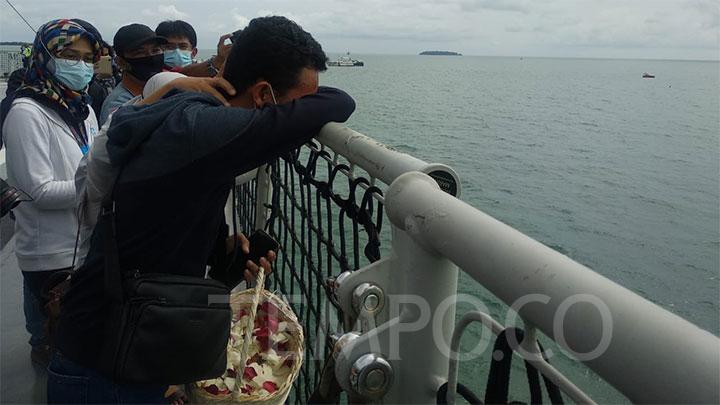 Keluarga korban pesawat jatuh Sriwijaya Air SJ melakukan tabur bunga dari atas Kapal KRI Semarang, di Kepulauan Seribu, Jumat.