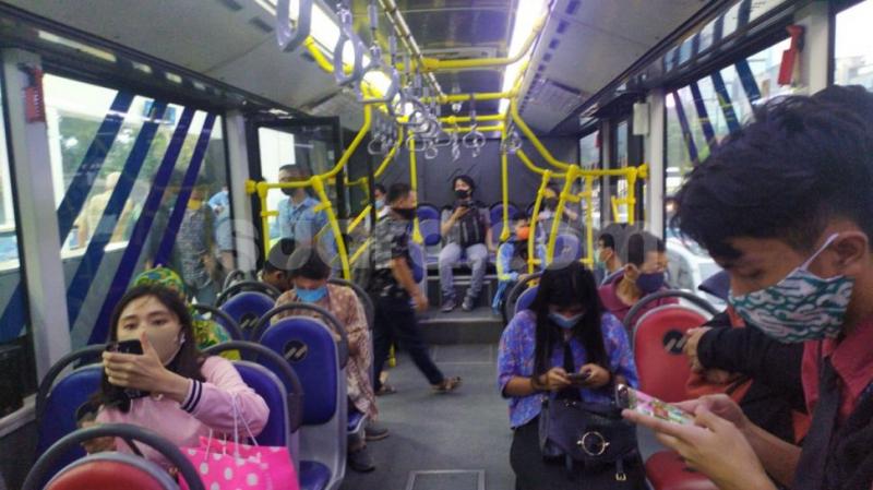 Di dalam Bus Transjakarta.