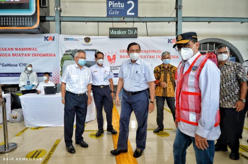 Foto: Menteri Luhut B Pandjaitan, Menteri Budi Karya Sumadi dan para jajaran mengunjungi penerapanan pendeteksi Covid-19 di Stasiun Pasar Senen, Sabtu (23/1/2020).