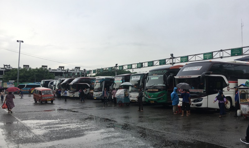 Aktivitas di Terminal Induk Kota Bekasi sepi dari penumpang, Minggu (24/1/2021). Foto: BeritaTrans.com dan Aksi.id