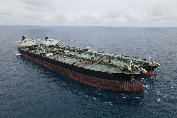Badan Keamanan Laut (Bakamla) mengamankan dua kapal berjenis motor tanker (MT) yang diduga melakukan transfer bahan bakar minyak (BBM) ilegal di perairan Pontianak, Ahad (24/1/2021). Foto/Bakamla