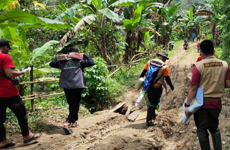 Tim lainnya dari PT Angkasa Pura II harus menerjang medan bergelombang, menanjak dan licin saat menyalurkan bantuan kepada korban gempa