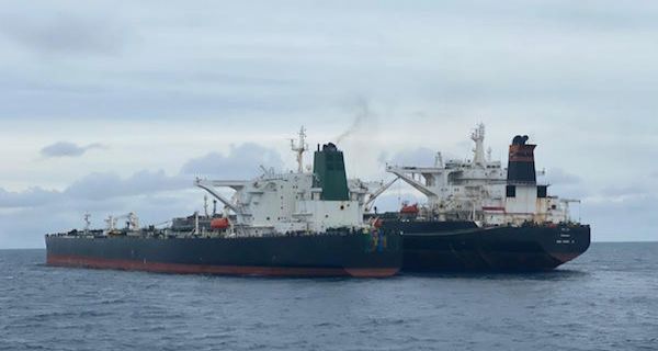 Dua kapal tanker asing yang tiba-tiba berhenti dan menutup nama lambung kapal di Perairan Pontianak, Minggu (24/1/2021). Foto: JPNN.com