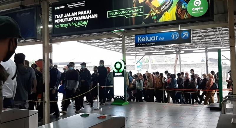 Antrean Pengguna KRL memasuki tap tiket di Stasiun Bekasi pada Senin (25/1/2020).