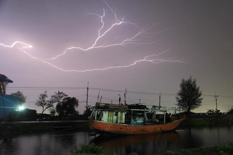 Hujan ekstrem di wilayah perairan di Indonesia. (Foto Kominfo.go.id)