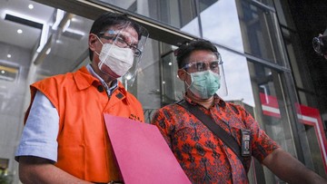 Mantan Direktur Teknik PT Garuda Indonesia, Hadinoto Soedigno didakwa menerima suap dan pencucian uang. (ANTARA FOTO/Hafidz Mubarak A)