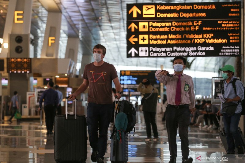 Warga negara asing (WNA) berjalan di Terminal 3 Bandara Internasional Soekarno-Hatta, Tangerang, Banten, Rabu (13/1/2021). ANTARA FOTO/Fauzan/wsj.