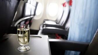 Ilustrasi minuman di pesawat. (Shutterstock)