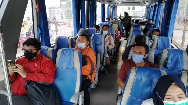 Bus bantuan gratis dari BPTJ di Stasiun Cikarang, penuhi kuota penumpang (foto:BeritaTrans.com/ahmad)