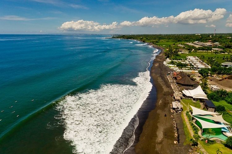 Pemandangan Pantai Keramas di Gianyar, Bali.