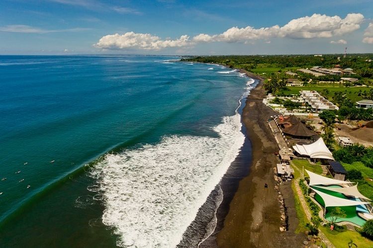 Pemandangan Pantai Keramas di Gianyar, Bali.