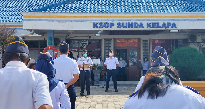 Kepala Kantor KSOP Sunda Kelapa, Capt Roni Fahmi, pada Apel Senin Pagi memberikan sambutan dalam penanggulagan penyebaran Covid-19 (foto:humasksopsundakelapa)
