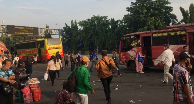 Calon penumpang berlarian hingga berebutan masuk ke dalam bus Kota yang tiba di depan Gerbang Tol Bekasi Timur, Senin (25/1/2021). Foto: BeritaTrans.com dan Aksi.id.