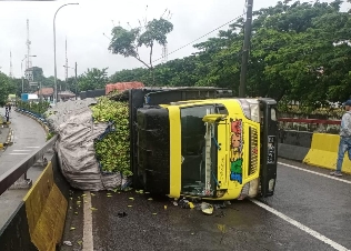 Truk Mitsubishi Canter dengan nomor polisi BE 8732 CQ terguling di Fly Over Pelabuhan Merak, Minggu (24/1/2021). Foto : Istimewa