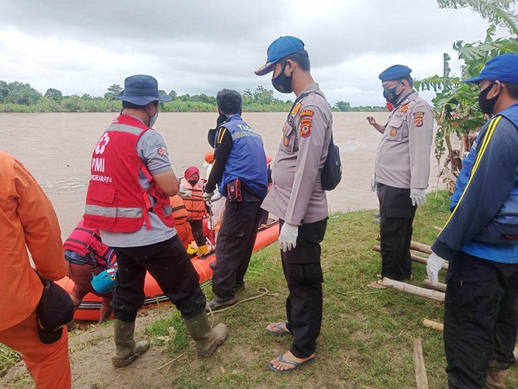 Tim SAR Gabungan saat mengevakuasi jenazah korban tenggelam di Sungai Cimanuk. (Taryani)
